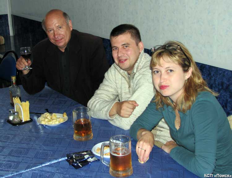 Сергей Широких (в центре), один из выигравших бесплатный билет на «Авторадио»