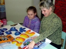 С.Шевченко с дочерью изучают свежую газету «Зимородка»