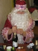 Непьющий Дед Мороз открывает бутылку с шампанским