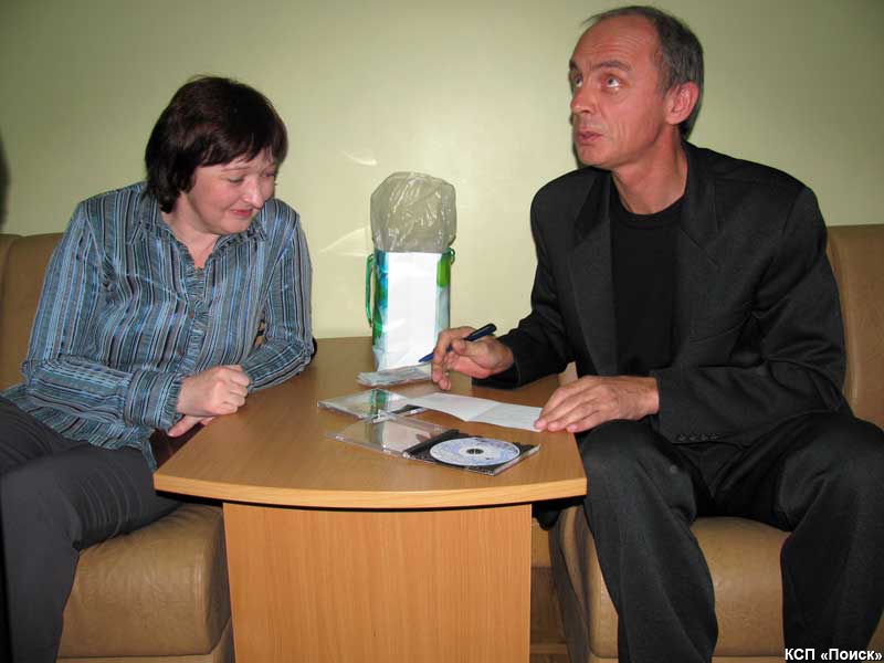 Андрей Волков оставляет автографы на обложке CD