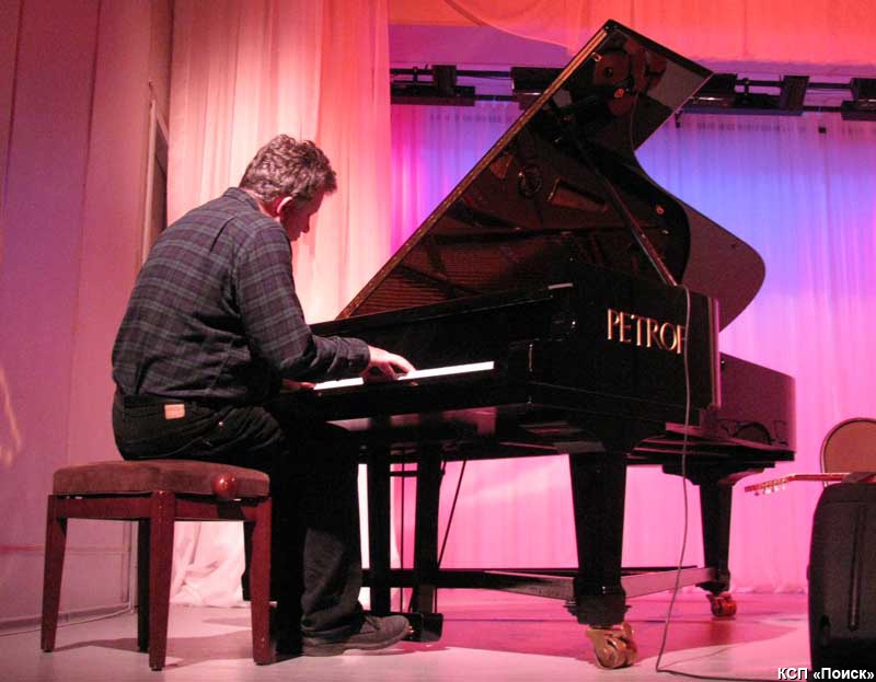 Евгений Слабиков за роялем