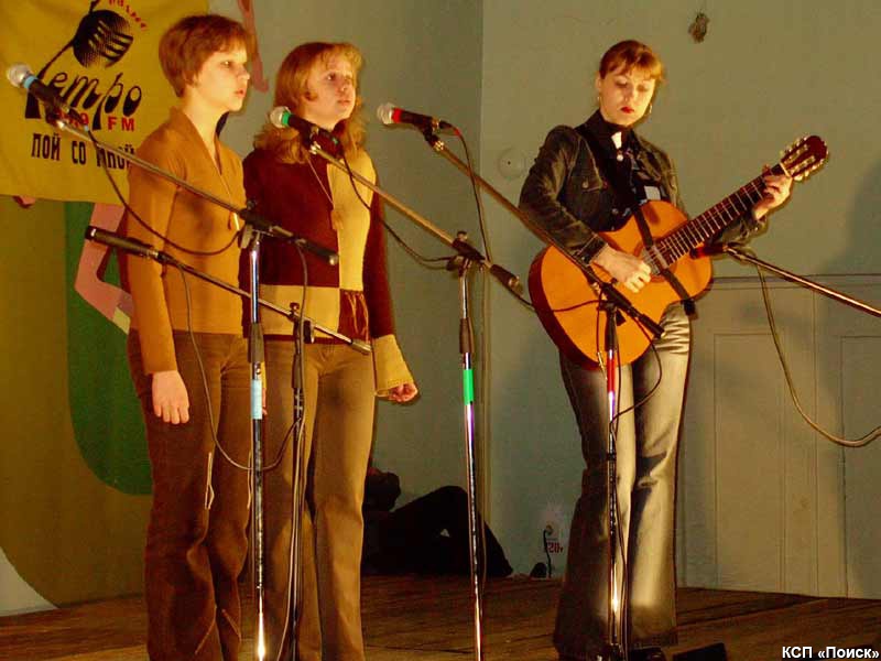 Сёстры Игумновы поют под аккомпанимент К.Рахтовой
