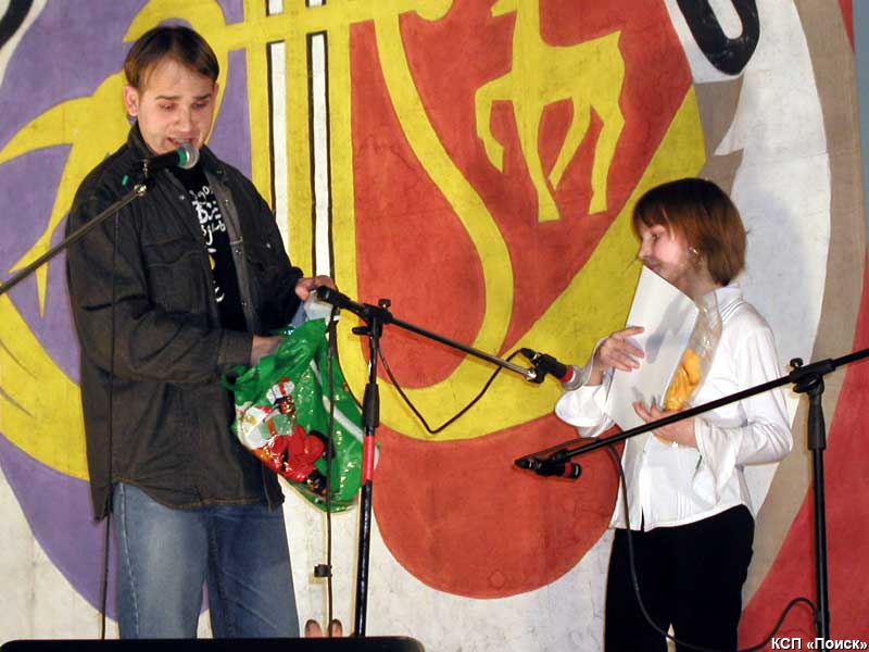 И.Сакович (радио «Ретро») вручает свой приз